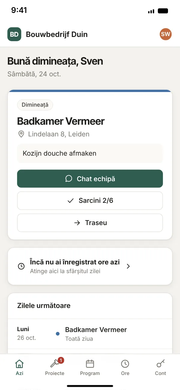 Ecranul de telefon al unui meseriaș: lucrarea de azi, cu chat de echipă, sarcini și traseu